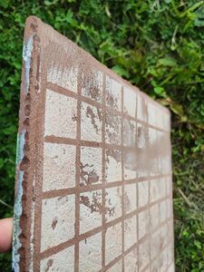 Obroušené lepidlo dlaždice