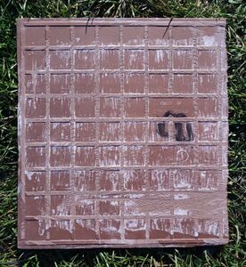 Obroušený rub dlaždice.